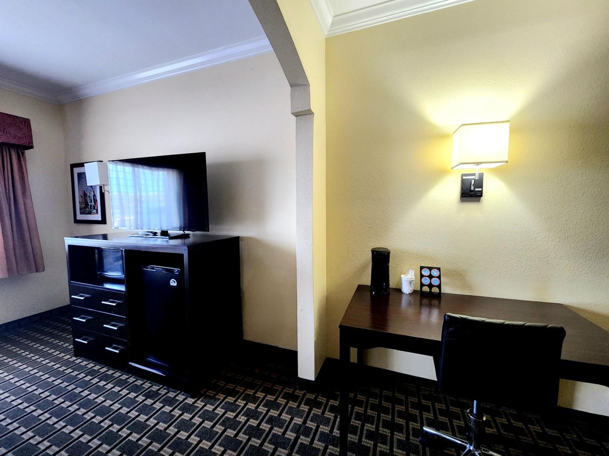 Days Inn & Suites By Wyndham Sam Houston Tollway Jersey Village Extérieur photo